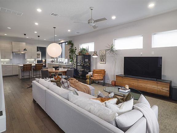 5th image of 6021 Seville Dr