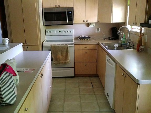 2nd image of 822 Ravenwood Dr