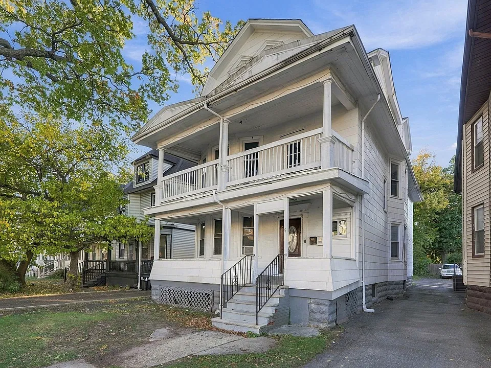 9 Nassau Pl #2