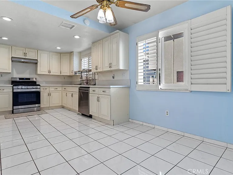 10201 Mason Ave — Photo 6
