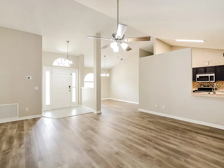 909 Vassar Dr — Photo 5