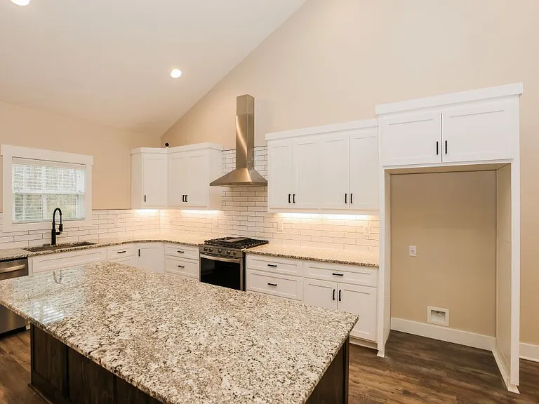 204 Blackberry Ln — Photo 7