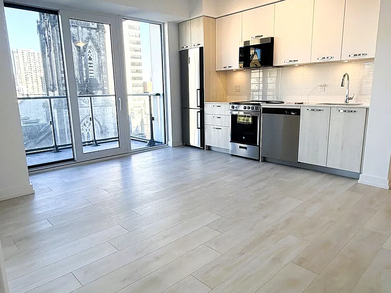 75 James St S #626 — Photo 9