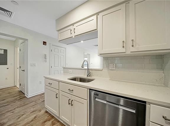2nd image of 5 Minerva Pl APT 3A