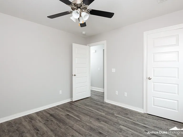 5924 W Mecklin St — Photo 8