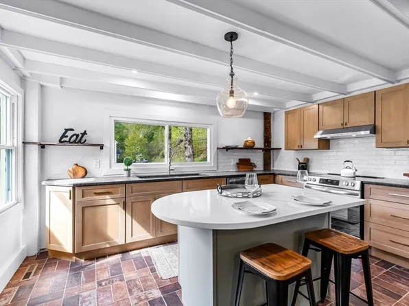 434 College Hwy, Southwick, MA 01077