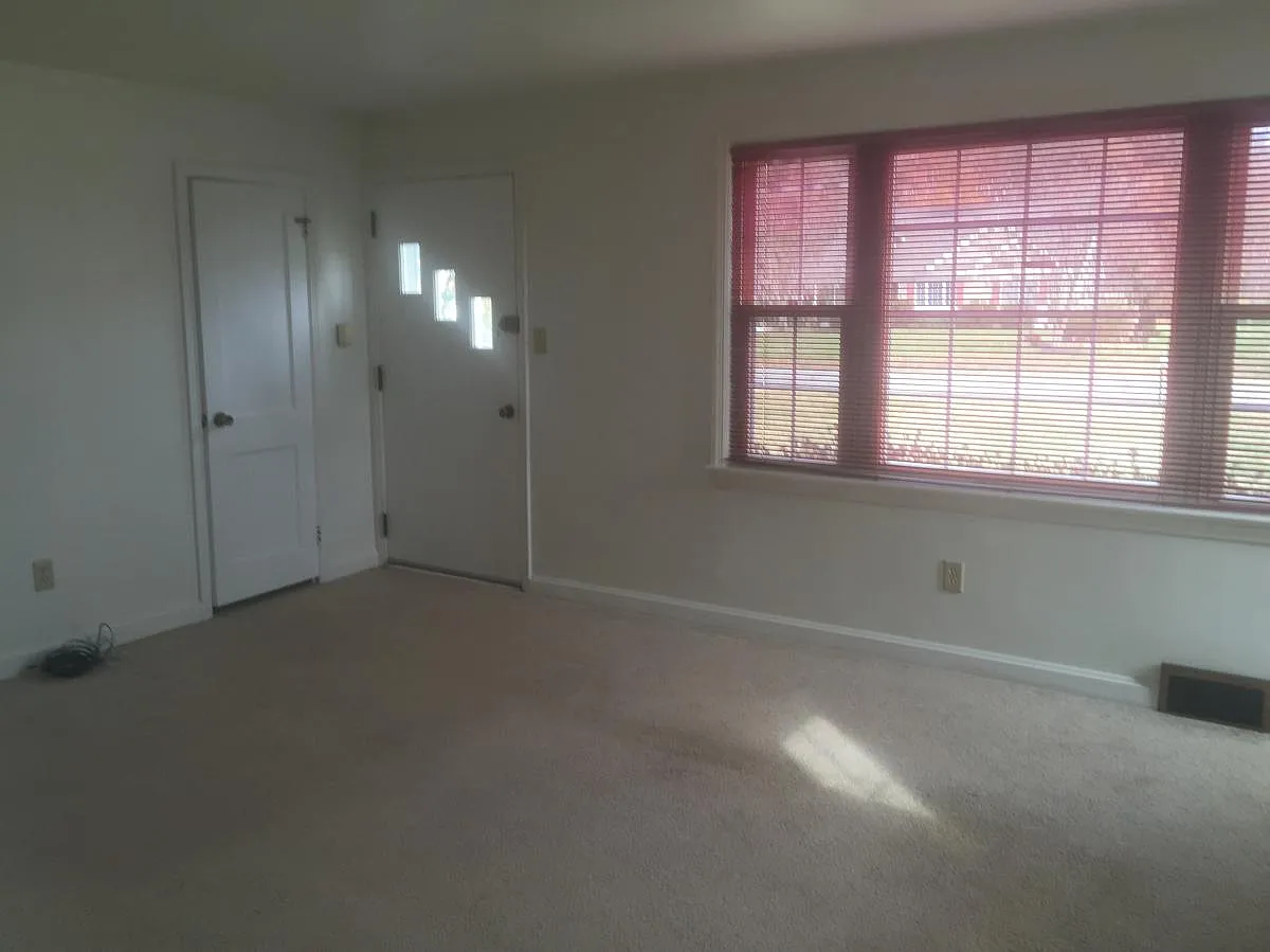 3 bed, 1225 sqft, $2,000 — Photo 2