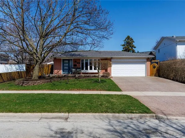 475 Sunset Dr, Oakville, ON L6L 3N3