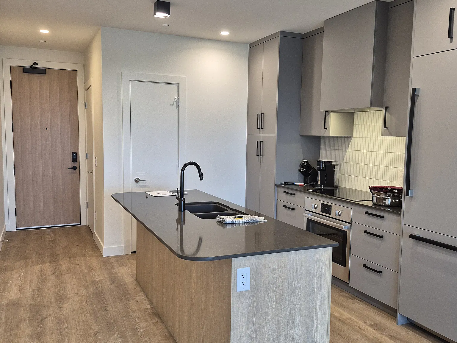 2 bed, 875 sqft, $3,100 — Photo 4