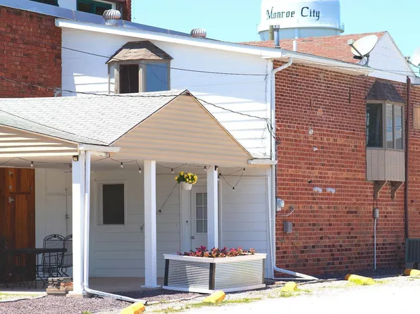 117 1st St, Monroe City, MO 63456