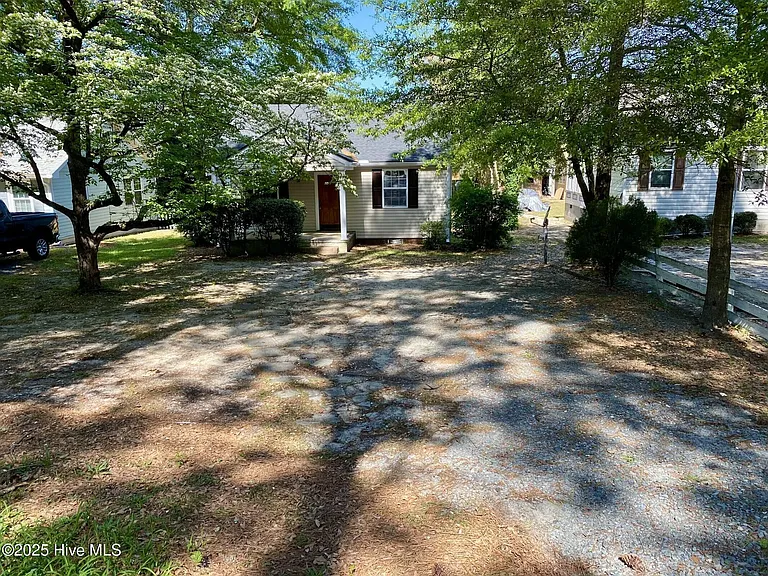 513 W Chapin Rd — Photo 2