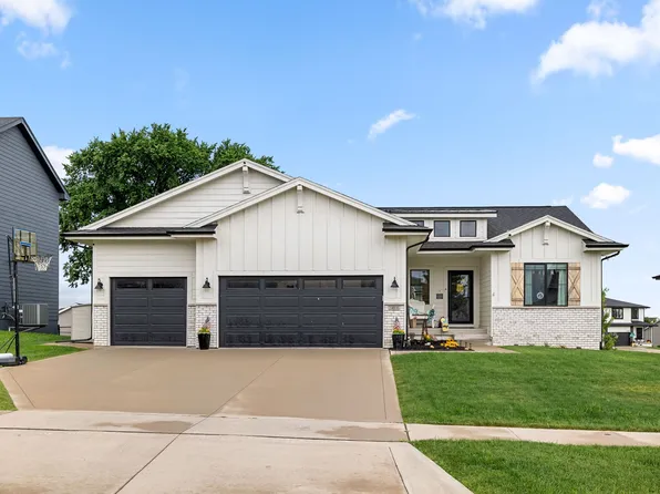 14916 Walnut Meadows Dr, Urbandale, IA 50323