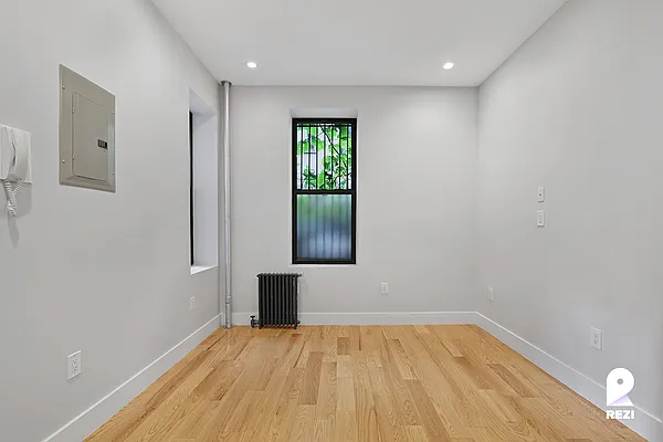 Rented by REZI | media 12