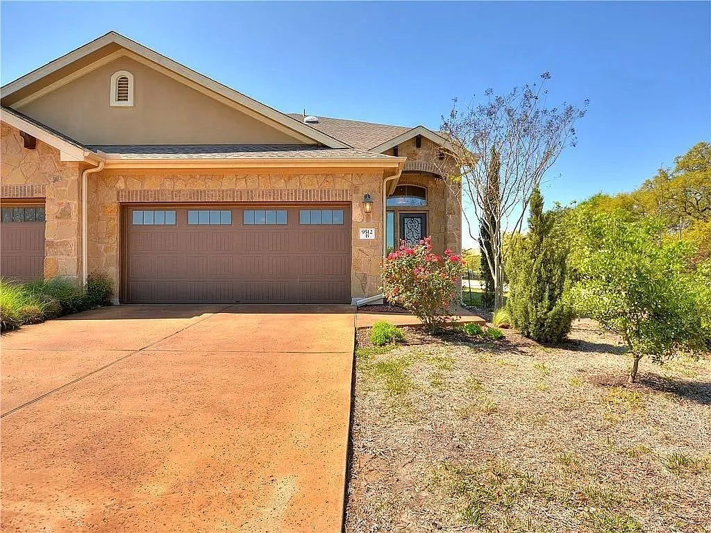 4 bed, 3.5 bath, 2518 sqft, $2,850 — Photo 2