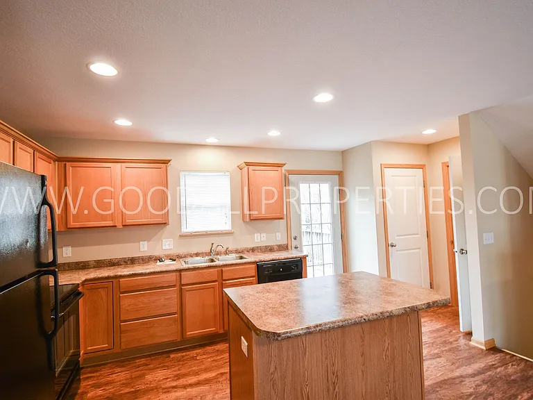 15404 Townsend Ave — Photo 6