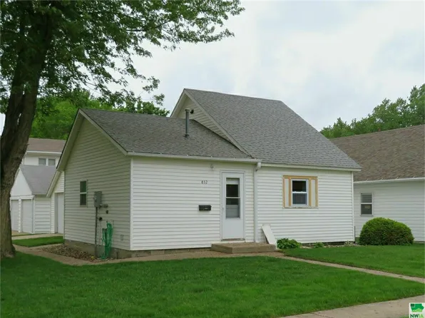 632 Colorado Ave SW, Orange City, IA 51041