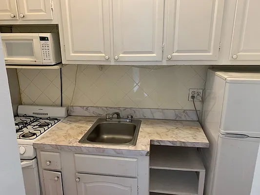 Rented by Salon Realty Corp | media 6