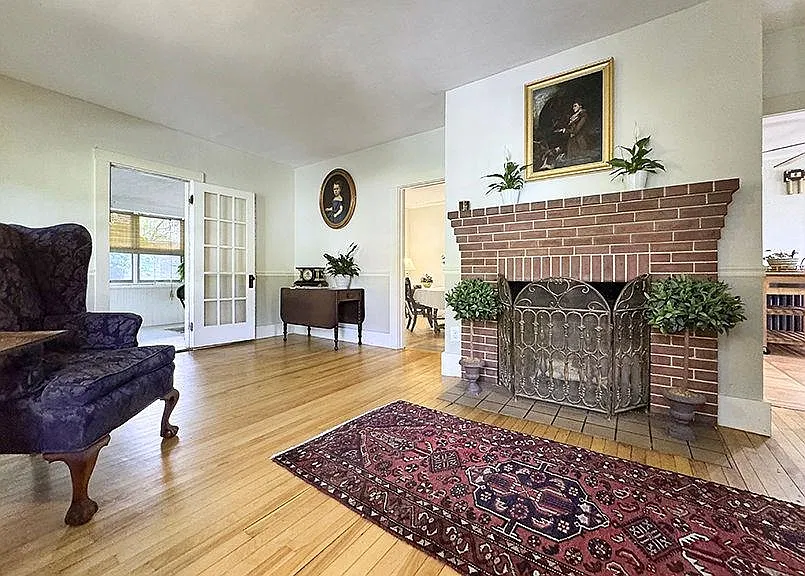3 bed, 1.0 bath, 1278 sqft, $2,400 — Photo 4