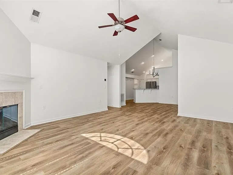 1305 Village Ln — Photo 6