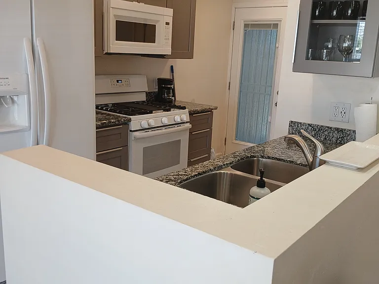 4504 E Linden St — Photo 5