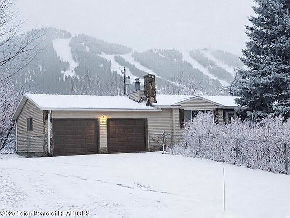 2nd image of 700 E Pearl Ave
