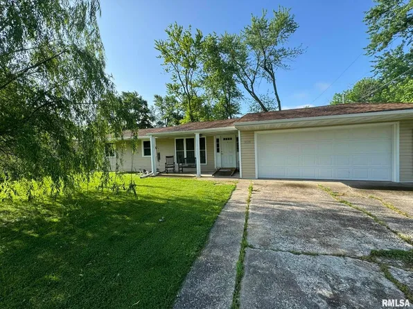 1129 W Boone St, Salem, IL 62881