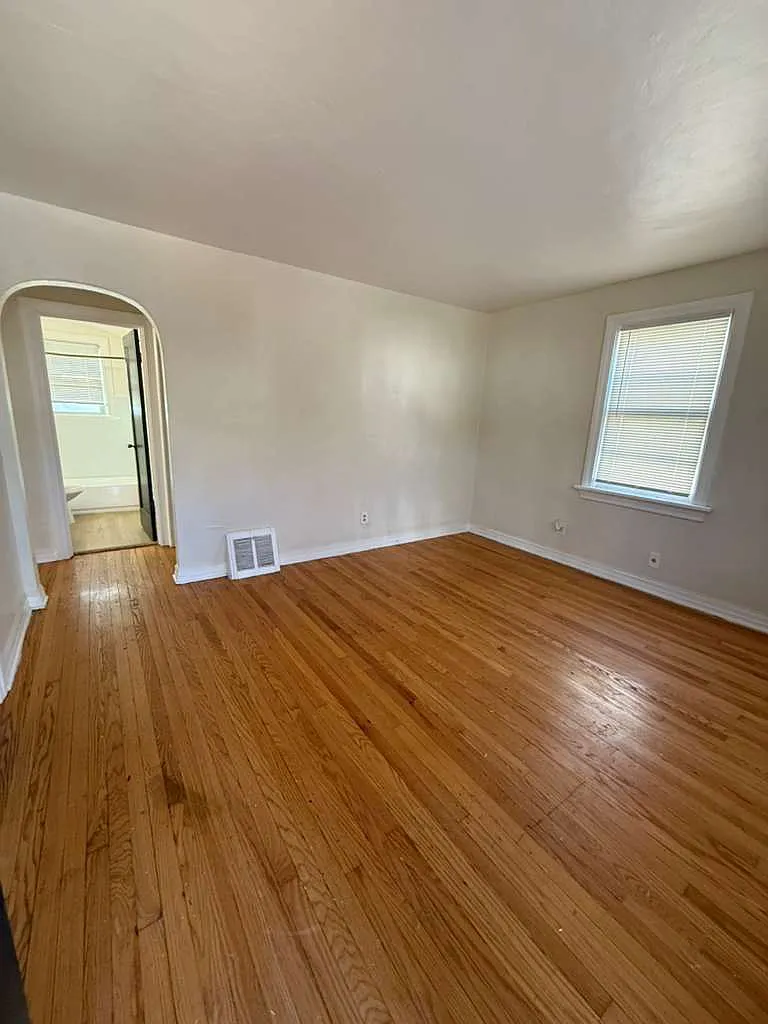 3 bed, 1.0 bath, 864 sqft, $1,200 — Photo 2