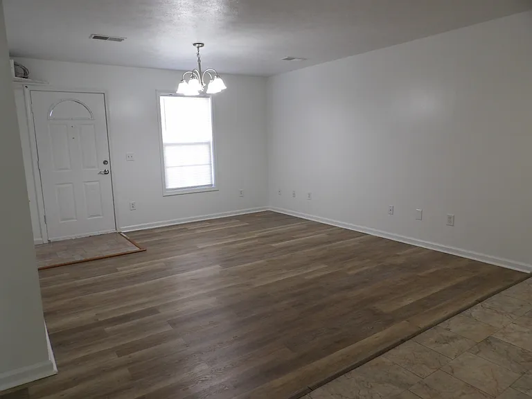 College Pointe Apartments — Photo 28