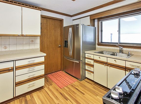 4th image of 634 S Braintree Dr