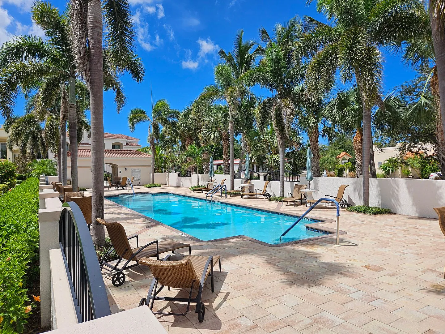 Seasonal Short-Term 2 Bedroom, 2.5 Bath Multi-Level Condo with Balcony and Patio located on Venic... — Photo 4