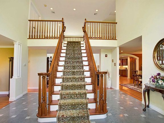 2nd image of 18 Oakridge Dr