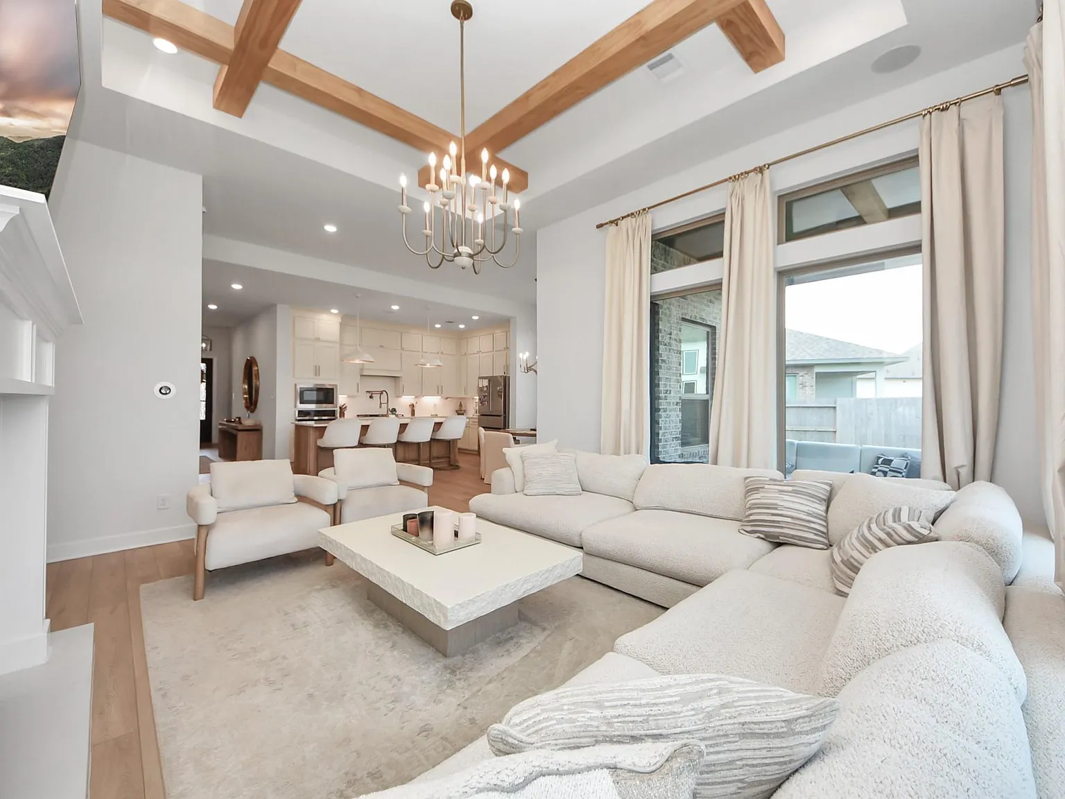 4 bed, 2.0 bath, 1974 sqft, $3,500 — Photo 2