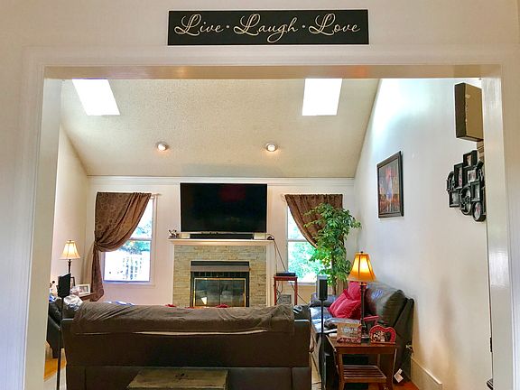 4th image of 8 Wedgewood Ln