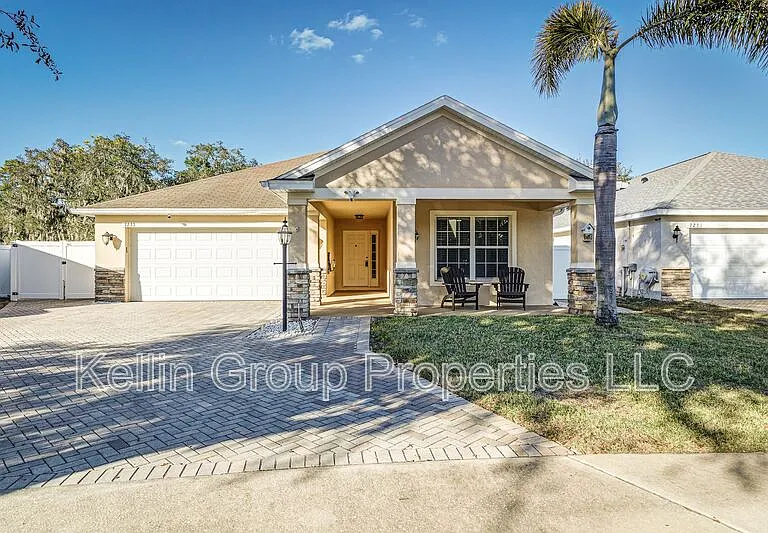 7233 Wakeview Dr — Photo 1