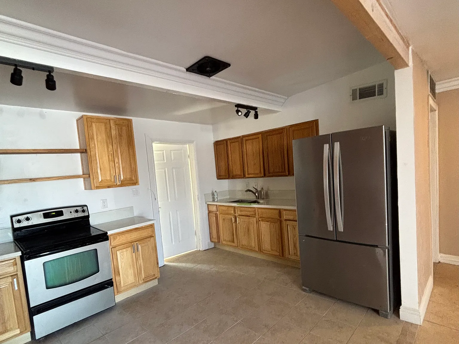 5 bed, 1034 sqft, $1,780 — Photo 3