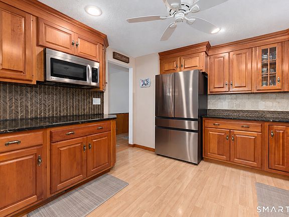 3rd image of 306 Wintergreen Avenue