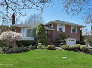 221 Jerome St, Syosset, NY 11791