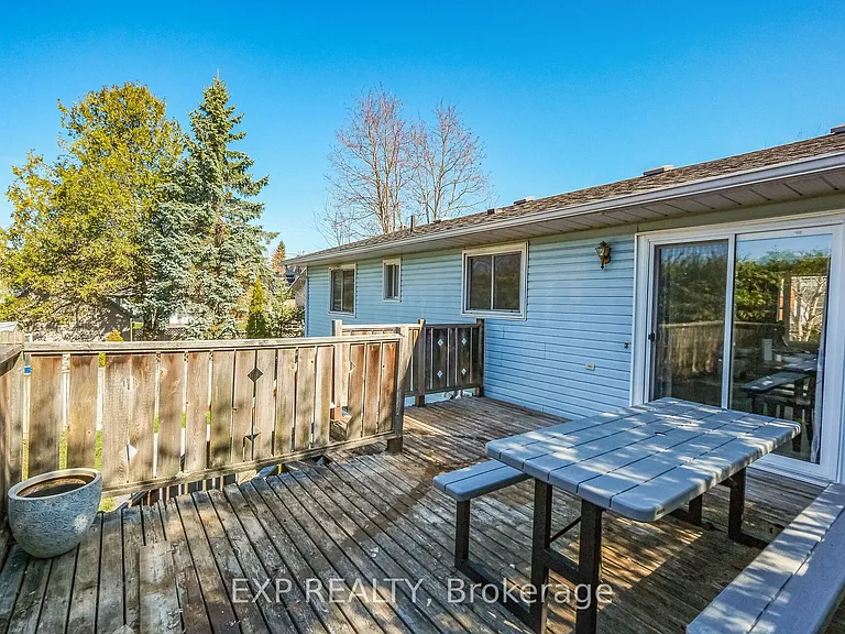 84 Martin St N — Photo 28