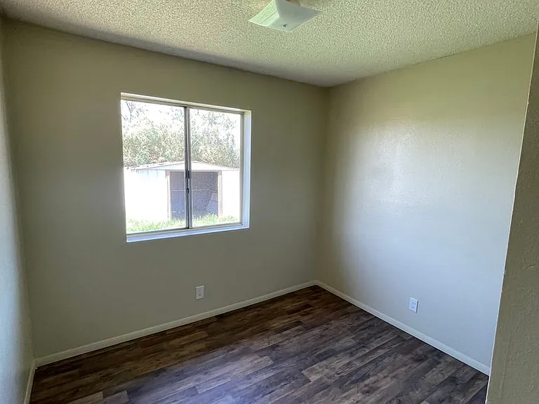 1716 S 46th Dr — Photo 14
