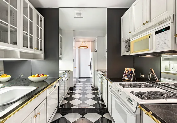 Sold by Sotheby's International Realty | media 6