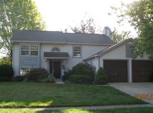 555 Hunters Trl, Greenwood, IN 46142