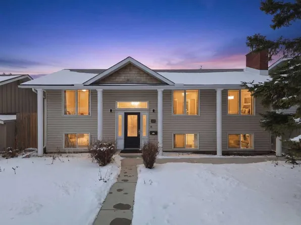 1015 NW Maplecroft Rd SE, Calgary, AB T2J 1W9