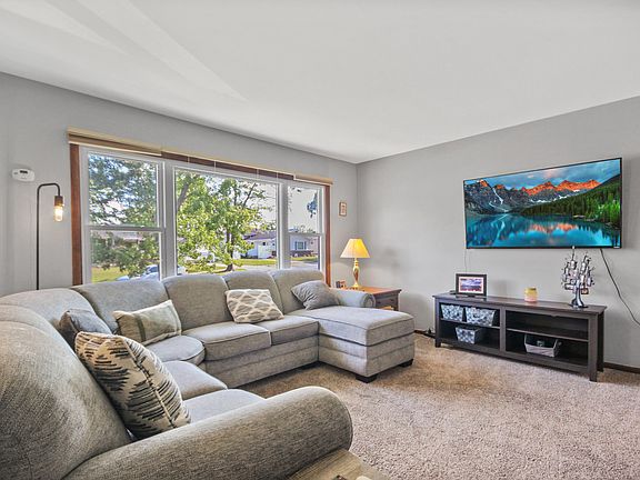3rd image of 543 Aspen Dr