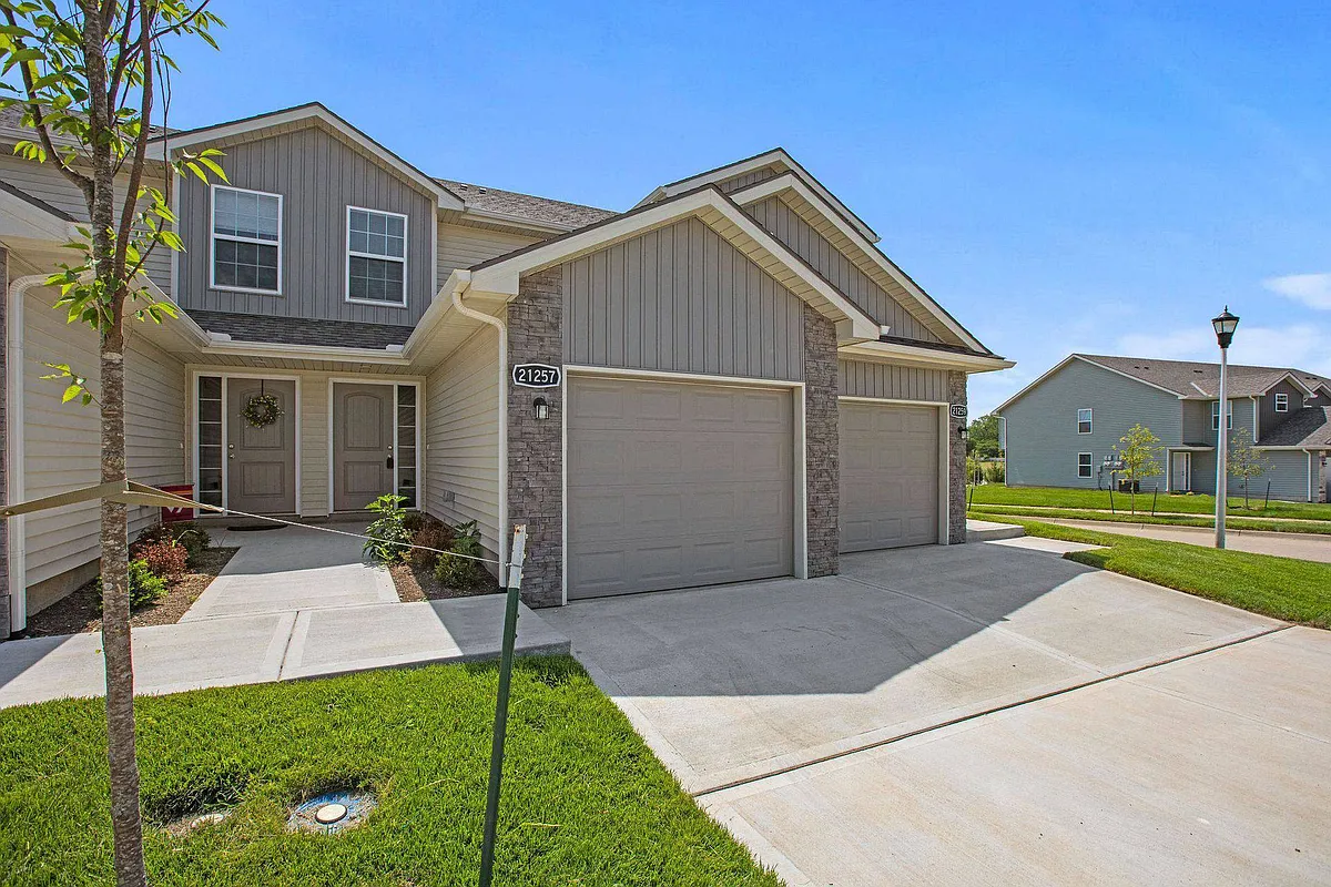 Building Photo - Oak Woods Townhomes