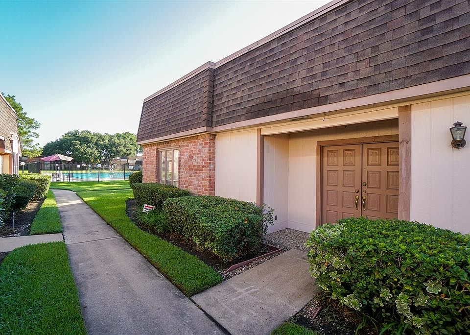1st image of 2816 Cambridge Ln