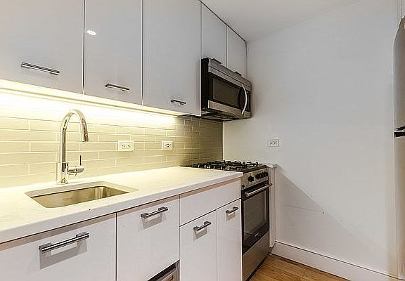 3rd image of 230 E 44th St APT 5N