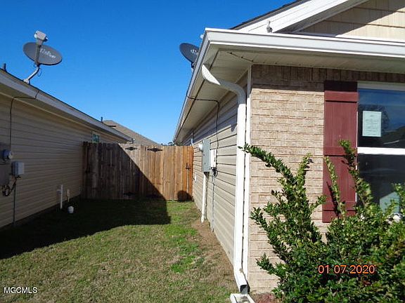 3rd image of 504 E Marigold Dr