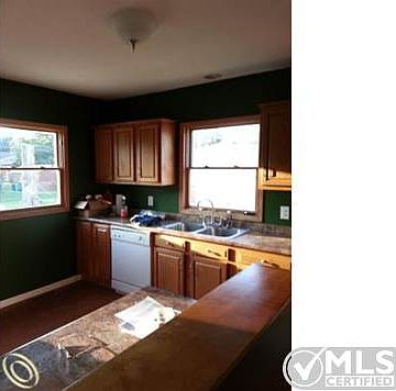 kitchen w ample counter space.jp