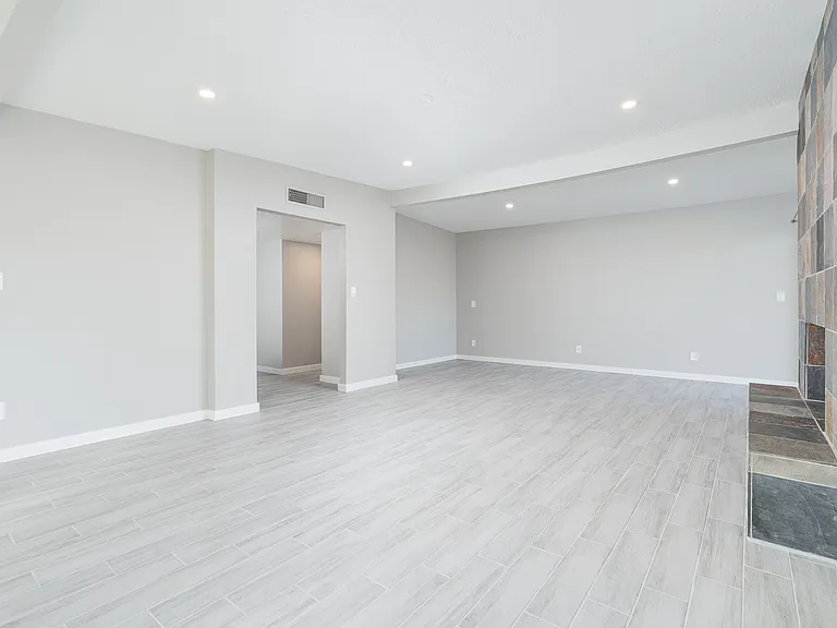 5010 W Beverly Ln — Photo 3