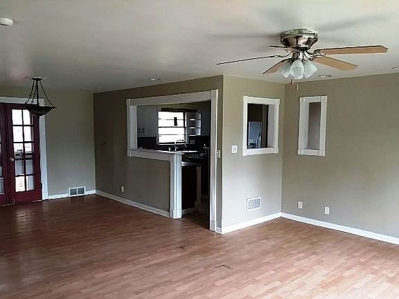 3rd image of 2323 Clover Ave